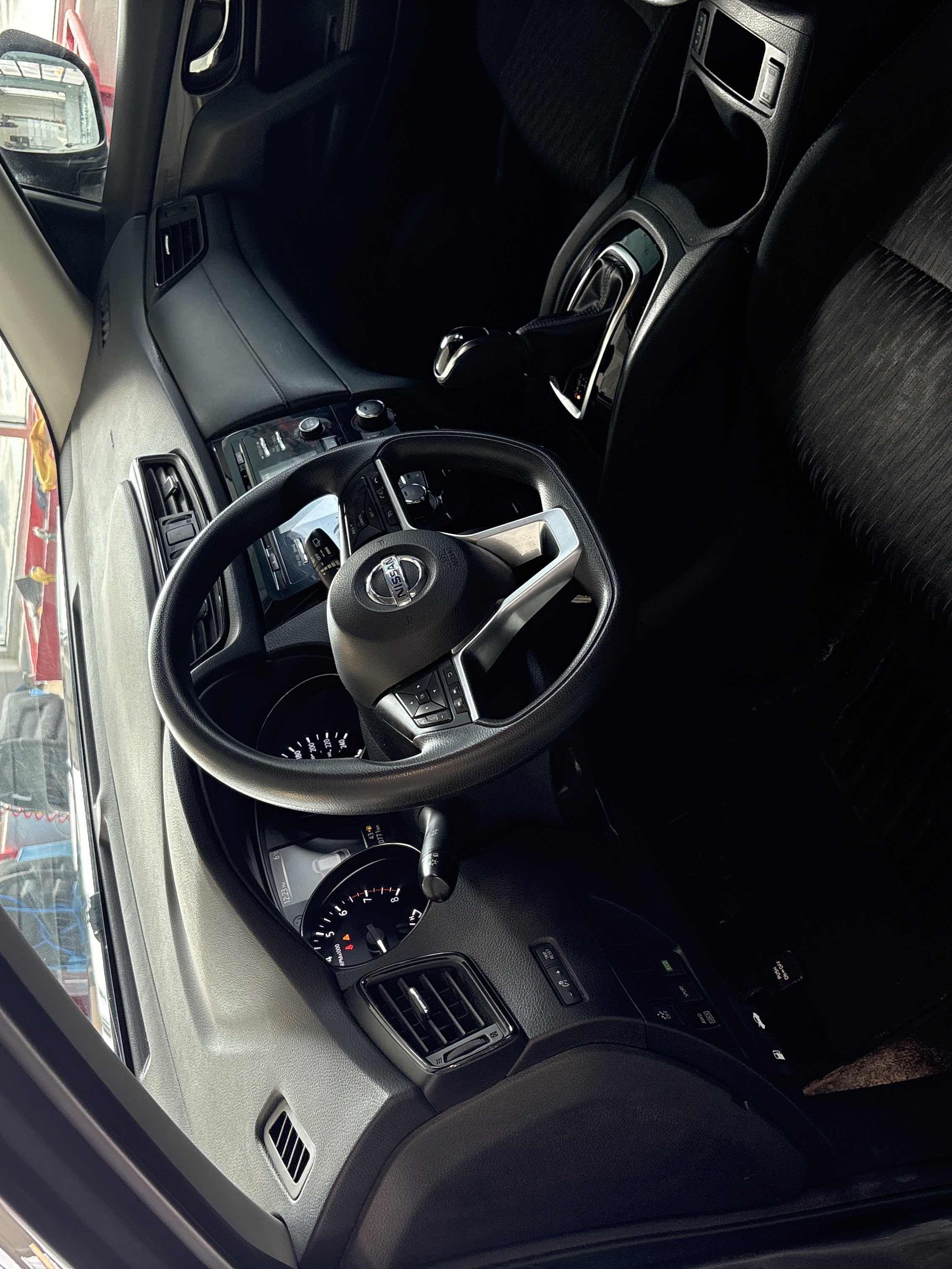 2017 Nissan Rogue SV photo 7